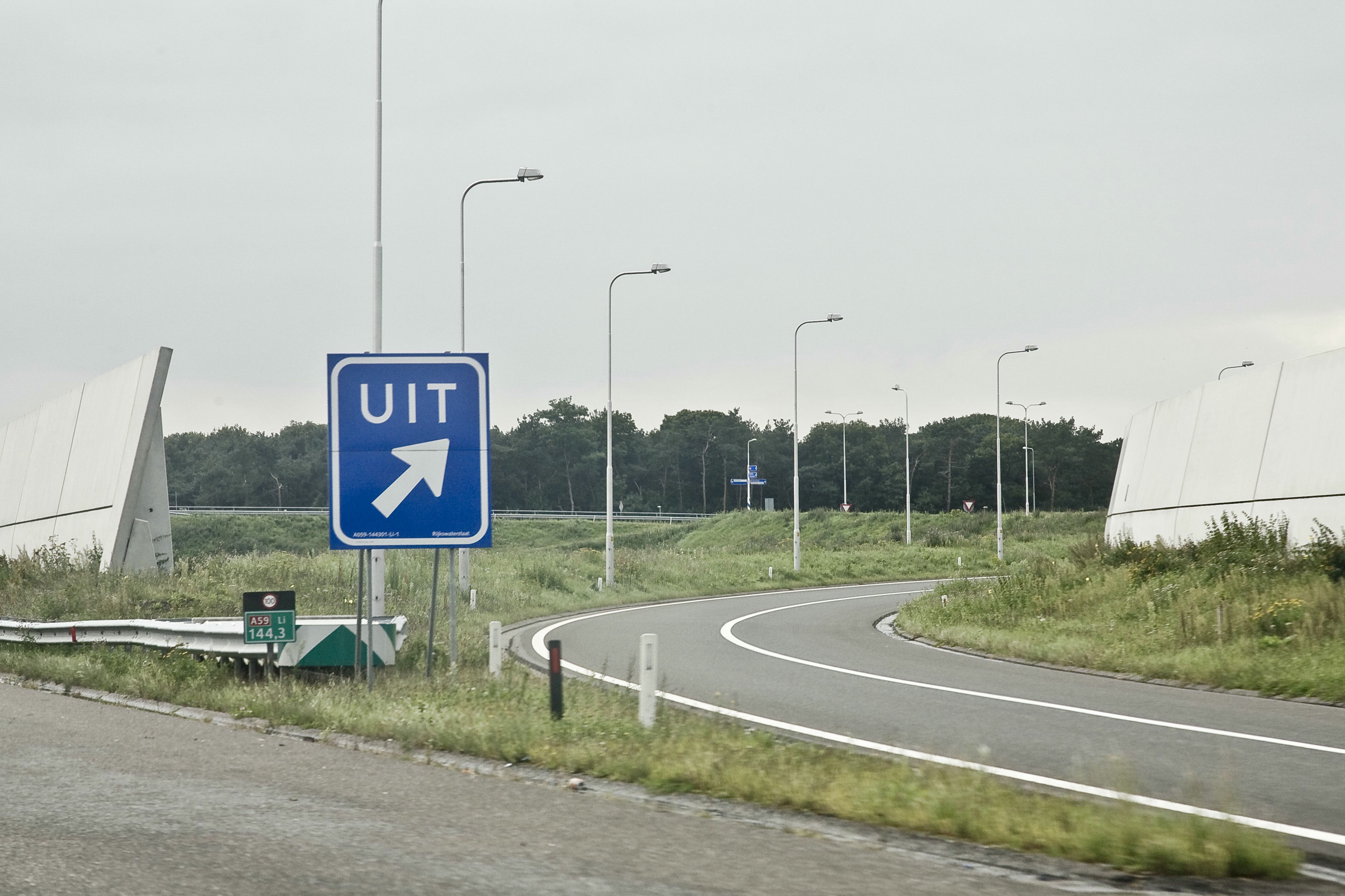 Afslag van de A59 bij Nuland met de A59-kilometermarkering zichtbaar
